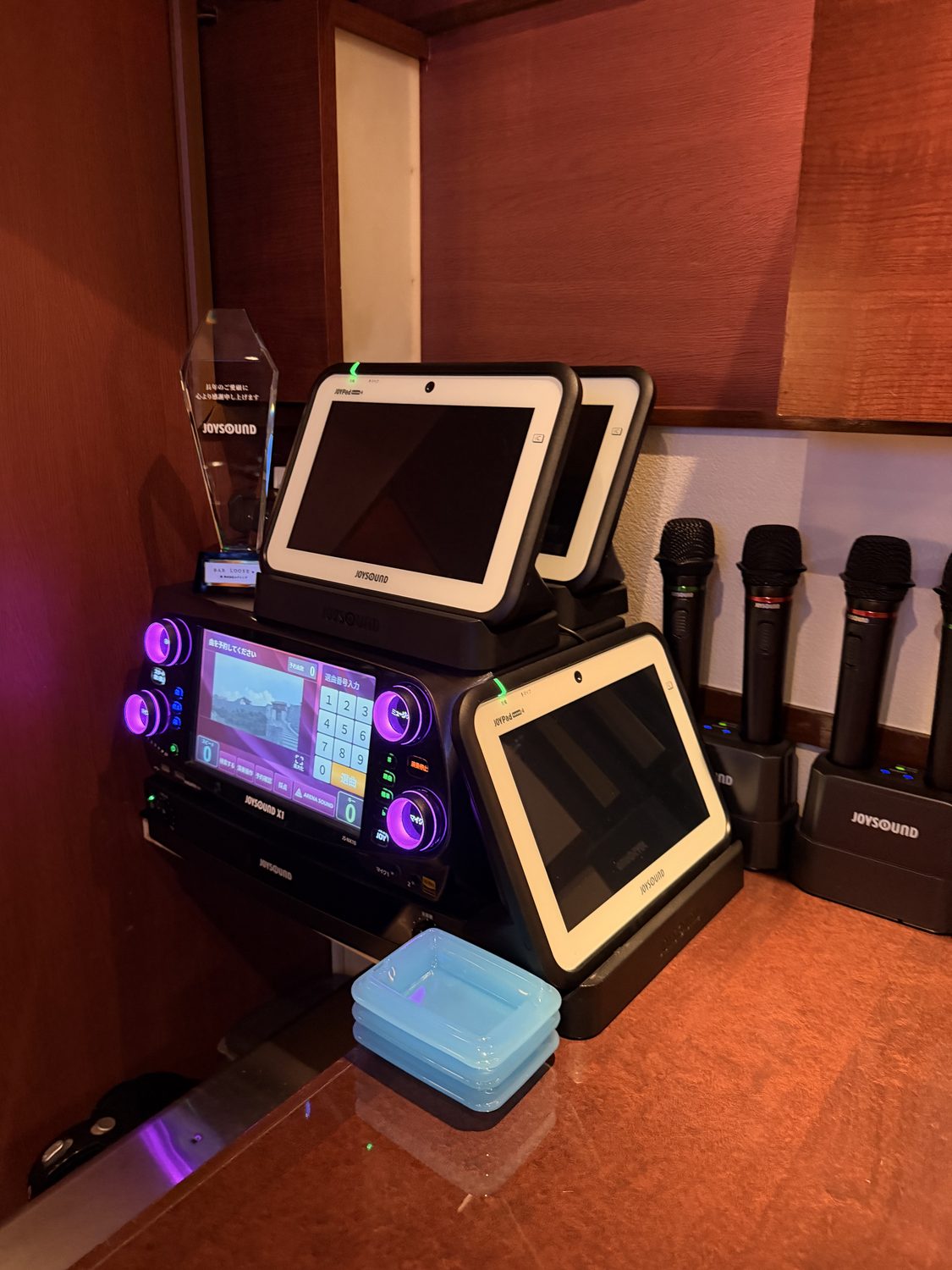 JOYSOUND のカラオケ機器とワイヤレスマイク